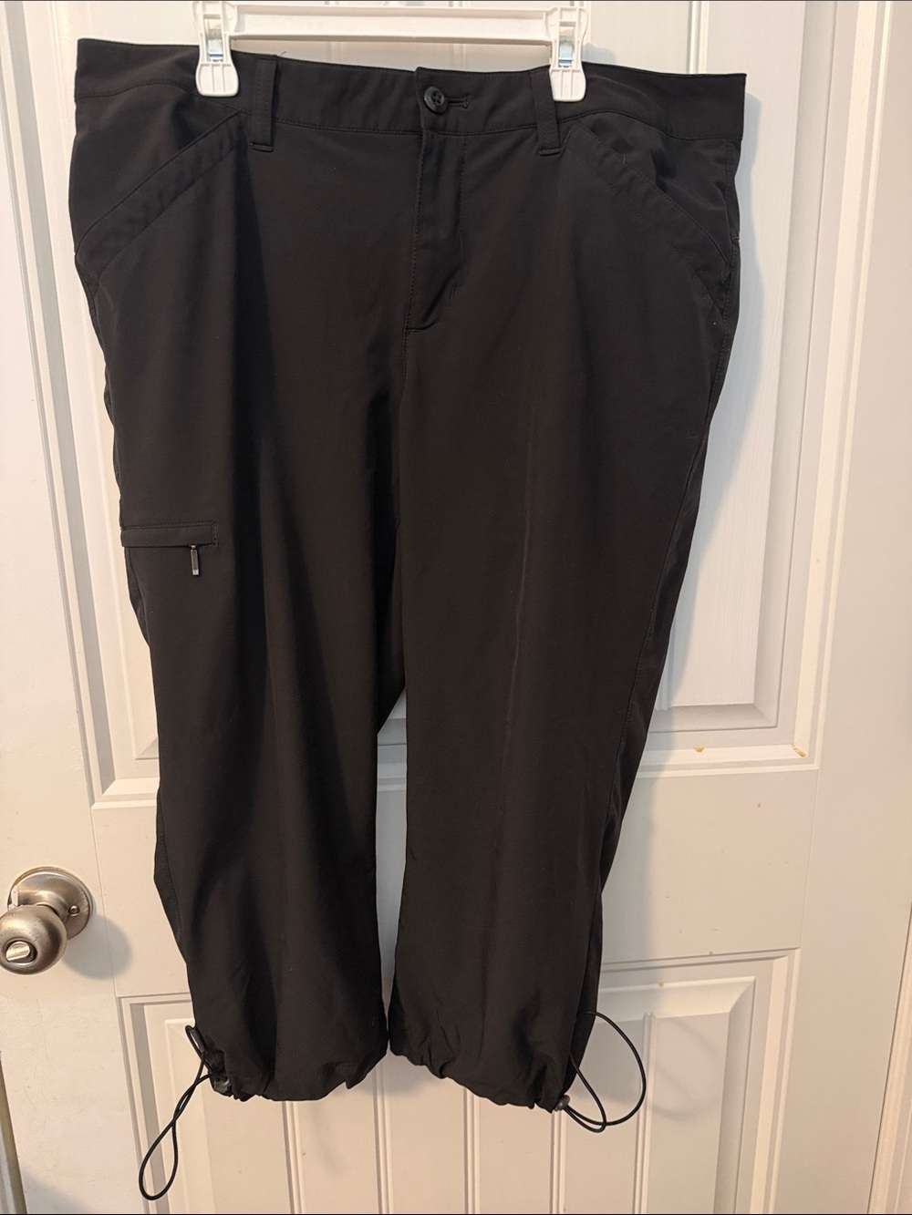 Eddie Bauer women’s Black Tech Capri length Cargo Jogger Pants size 12